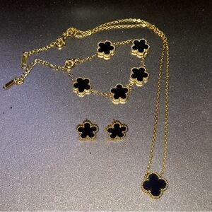 Elegant Gold and Black Clover Jewelry Set